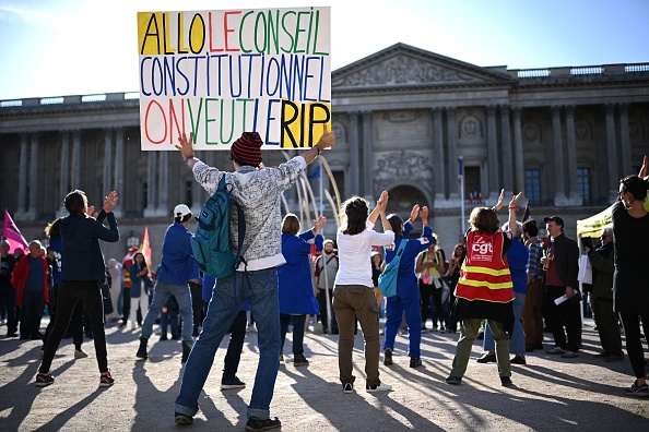 Manifestation le 3 mai 2023 devant le palais du Conseil Constitutionnel. L'instance a rejeté la demande de RIP qui avait pour objet d’interdire la fixation d’un âge légal de départ à la retraite supérieur à 62 ans. (CHRISTOPHE ARCHAMBAULT/AFP via Getty Images)