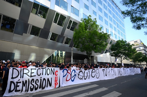 Les supporters du Paris Saint Germain (PSG) devant le siège du club à Boulogne-Billancourt, le 3 mai 2023. (FRANCK FIFE/AFP via Getty Images)