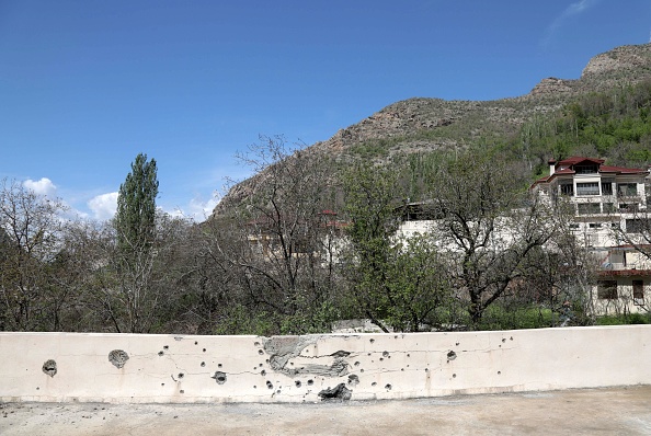 Un mur couvert d'éclats d'obus dans le village de Hiror, près de la frontière turque dans la région kurde autonome du nord de l'Irak, en avril 2023. (SAFIN HAMID/AFP via Getty Images)