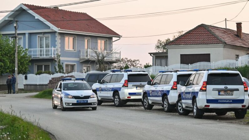 La police bloque une route dans le village de Dubona, à environ 60 kilomètres au sud de Belgrade, la capitale de la Serbie, le 5 mai 2023, après une fusillade.(Photo by ANDREJ ISAKOVIC / AFP) (Photo ANDREJ ISAKOVIC/AFP via Getty Images)