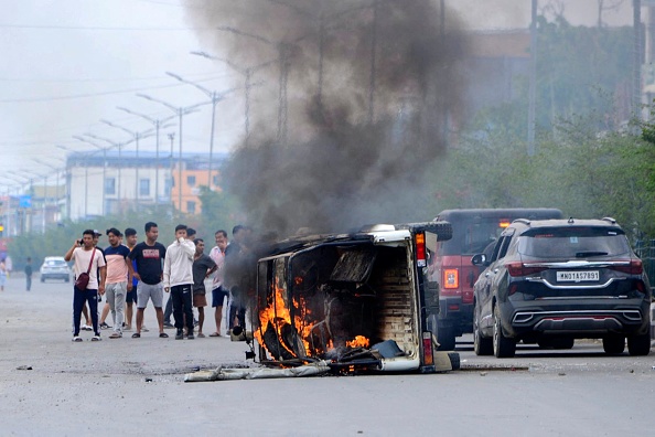 Un véhicule prétendument brûlé par la communauté tribale Meitei pour demander son inclusion dans la catégorie des tribus répertoriées, à Imphal, dans l'État de Manipur. (AFP via Getty Images)