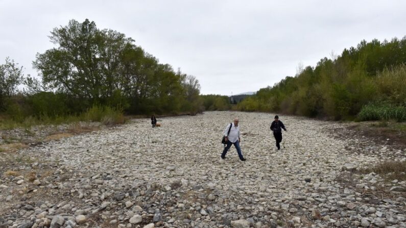 Des personnes traversent le lit asséché du fleuve côtier L’Agly lors de la visite du ministre de l'agriculture, alors que le sud de la France subit des épisodes de sécheresse. À Espira de l'Agly, dans le sud de la France, le 6 mai 2023 (Photo : RAYMOND ROIG/AFP via Getty Images)