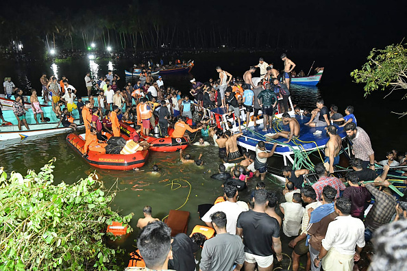 Des opérations de sauvetage lors d'un accident de bateau à Tanur, Malappuram, dans l'État indien du Kerala, le 7 mai 2023. (AFP via Getty Images)