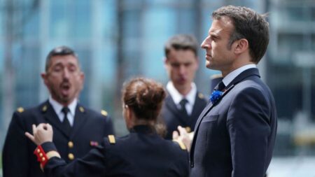 Macron rend hommage à Jean Moulin, plusieurs milliers de manifestants défilent sous tension à Lyon