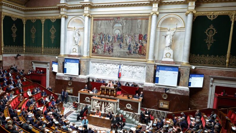 «Vouloir empêcher l'Assemblée nationale seule représentante du peuple de se prononcer sur ce texte, constituerait une dérive autoritaire inacceptable», avertit aussi le groupe Liot. (Photo d'illustration- GEOFFROY VAN DER HASSELT/AFP via Getty Images)