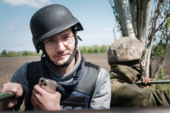 Le journaliste de l'AFP Arman Soldin sur un camion militaire ukrainien dans le Donbass, le 30 avril 2022. (YASUYOSHI CHIBA/AFP via Getty Images)