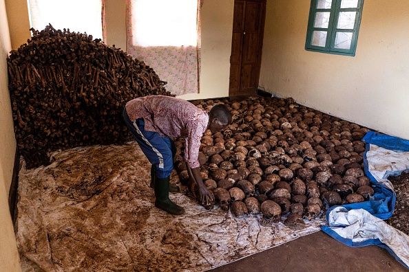 Le chef du village de Mubirizi place et organise des centaines de crânes appartenant à des victimes du génocide des Tutsi rwandais de 1994 à Mubirizi, le 5 mai 2023. (CLEMENT DI ROMA/AFP via Getty Images)