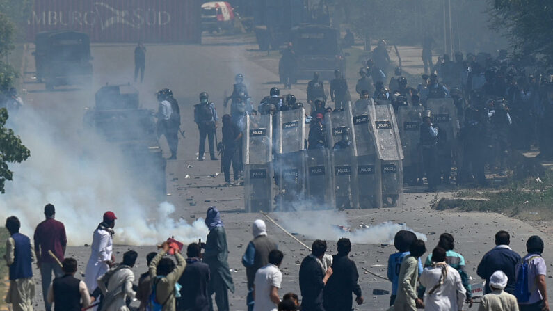 Des militants du parti Pakistan Tehreek-e-Insaf (PTI) et des partisans de l'ancien Premier ministre pakistanais Imran Khan se heurtent à des policiers lors d'une manifestation contre l'arrestation de leur chef, à Islamabad, le 10 mai 2023. (Photo AAMIR QURESHI/AFP via Getty Images)