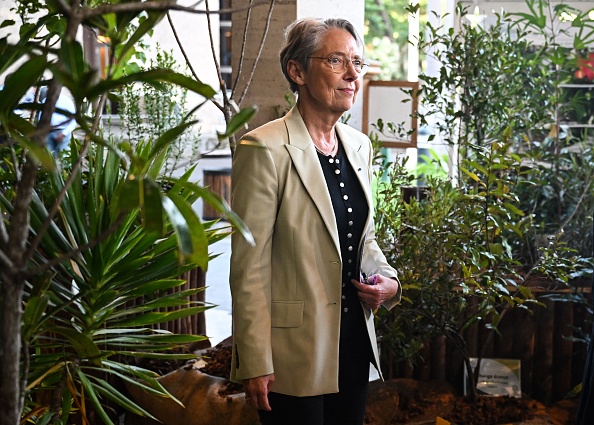 La Première ministre Élisabeth Borne visite un jardin du conseil départemental à Saint-Denis de la Réunion, le 11 mai 2023. (EMMANUEL DUNAND/AFP via Getty Images)