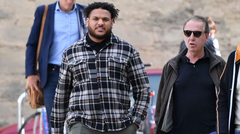 Le joueur de rugby international français Mohamed Haouas (à g.) arrive à son procès pour violence volontaire et destruction de matériel le 12 mai 2023. (Photo SYLVAIN THOMAS/AFP via Getty Images)