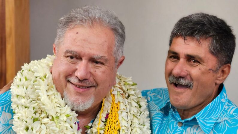 M. Moetai Brotherson (à g.) a été élu avec 38 voix dans l'assemblée de 57 sièges du territoire. (Photo MIKE LEYRAL/AFP via Getty Images)