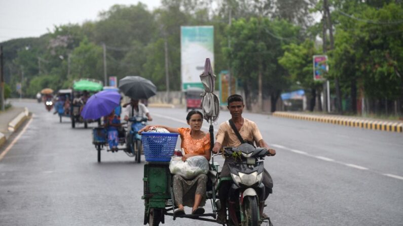 Des personnes sont évacuées à Sittwe dans l'État de Rakhine le 13 mai 2023 avant l'arrivée du cyclone Mocha, qui devrait toucher terre le 14 mai vers Cox's Bazar au Bangladesh. (Photo SAI AUNG MAIN/AFP via Getty Images)