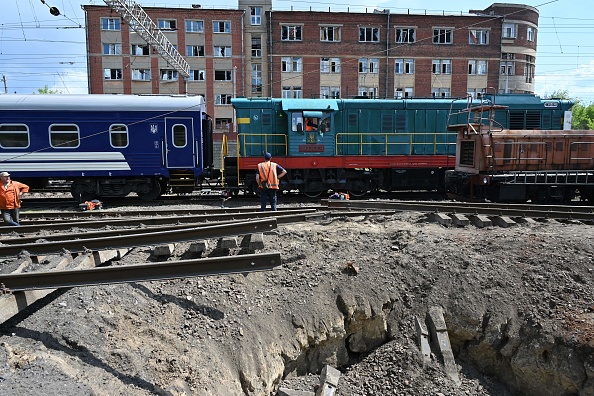 Un cratère causé par l'explosion d'un missile  après un bombardement à Kharkiv, en Ukraine, le 14 mai 2023. (SERGEY BOBOK/AFP via Getty Images)