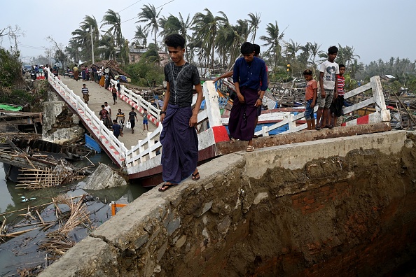 Des personnes traversent un pont cassé dans le camp de réfugiés Rohingya de Khaung Dote Khar à Sittwe, le 15 mai 2023. (SAI AUNG MAIN/AFP via Getty Images)