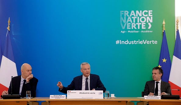 Le ministre de l'Économie et des Finances Bruno Le Maire, aux côtés du ministre délégué à l'Industrie Roland Lescure (à g.) et du ministre de la Transition écologique et de la Cohésion des territoires Christophe Béchu (à d.). (GEOFFROY VAN DER HASSELT/AFP via Getty Images)