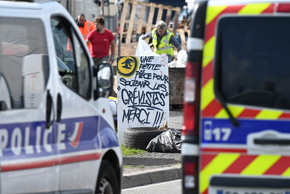 Les salariés de Vertbaudet à l'accès d'entrepôt de Marquette-lez-Lille, le 16 mai 2023. (DENIS CHARLET/AFP via Getty Images)