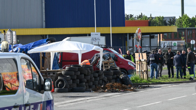 Après deux mois de grève la police a libéré L'accès à Vertbaudet le 16 mai 2023 pour évacuer les grévistes et débloquer l'accès à l'entrepôt. (Photo DENIS CHARLET/AFP via Getty Images)