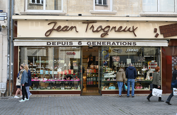 L’agression s’est déroulée devant la chocolaterie familiale. (DENIS CHARLET/AFP via Getty Images)