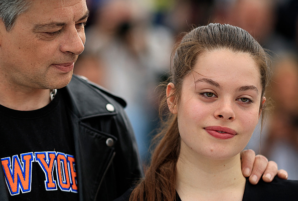 L'acteur français Benjamin Biolay et sa fille l'actrice française Anna Biolay, également fille de Chiara Mastroianni, lors de la 76e édition du Festival de Cannes le 18 mai 2023.   (VALERY HACHE/AFP via Getty Images)