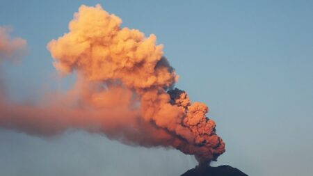 Mexique: au-dessous du volcan, l’heure est à l’incertitude et au balayage des cendres