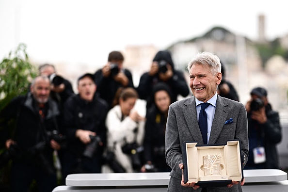 Harrison Ford reçoit une Palme d'or d'honneur lors du 76e Festival de Cannes le 16 mai 2023. (Photo LOIC VENANCE/AFP via Getty Images)