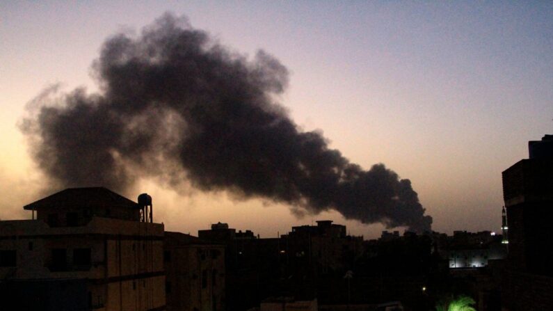 De la fumée s'élève au-dessus des bâtiments dans le sud de Khartoum le 19 mai 2023 alors que les violences entre deux généraux soudanais rivaux se poursuivent. (Photo -/AFP via Getty Images)