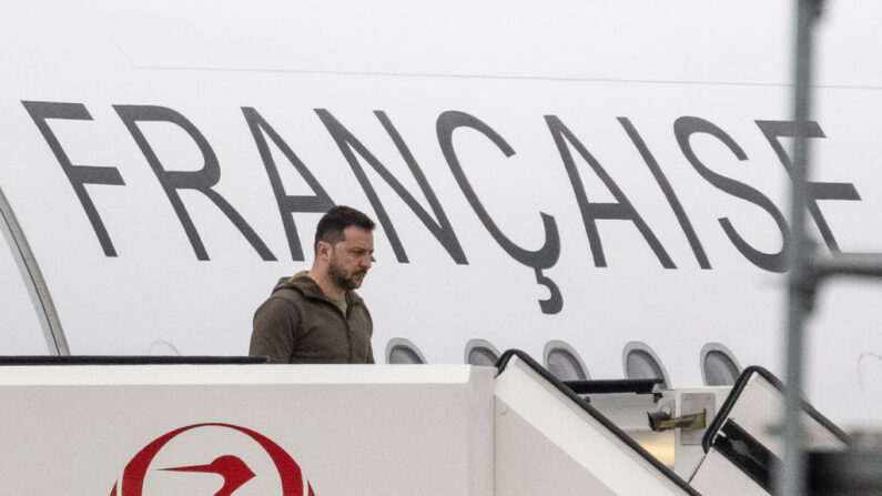 Le président ukrainien Volodymyr Zelensky à son arrivée à l'aéroport de Mihara pour participer au sommet des leaders du G7 le 20 août 2023 à Hiroshima au Japon. (Photo YUICHI YAMAZAKI/AFP via Getty Images)