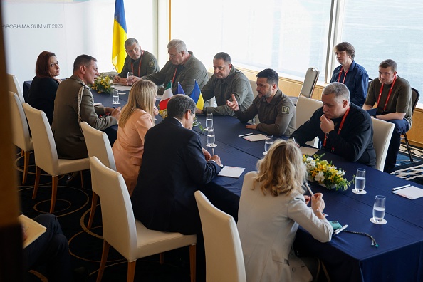 Le président ukrainien Volodymyr Zelensky (au c. à dr.) au sommet des dirigeants du G7 à Hiroshima, le 20 mai 2023. (LUDOVIC MARIN/POOL/AFP via Getty Images)