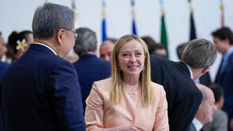 Mme Meloni devrait quitter samedi soir le sommet des sept principales démocraties industrialisées du monde qui se déroule jusqu'à dimanche. (Photo Susan Walsh - Pool/Getty Images)