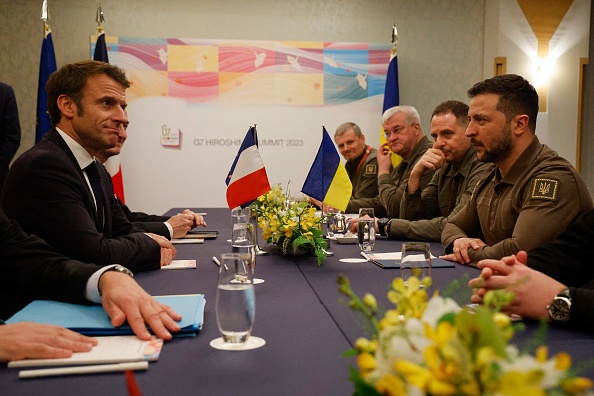 Le président ukrainien Volodymyr Zelensky et le président Emmanuel Macron au sommet des dirigeants du G7 à Hiroshima, le 20 mai 2023. (LUDOVIC MARIN/AFP via Getty Images)