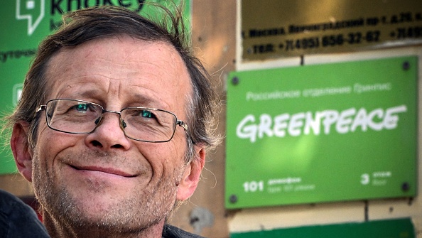 Le directeur exécutif de la branche russe de Greenpeace, Sergei Tsyplenkov, devant son bureau à Moscou le 20 mai 2023. (ALEXANDER NEMENOV/AFP via Getty Images)