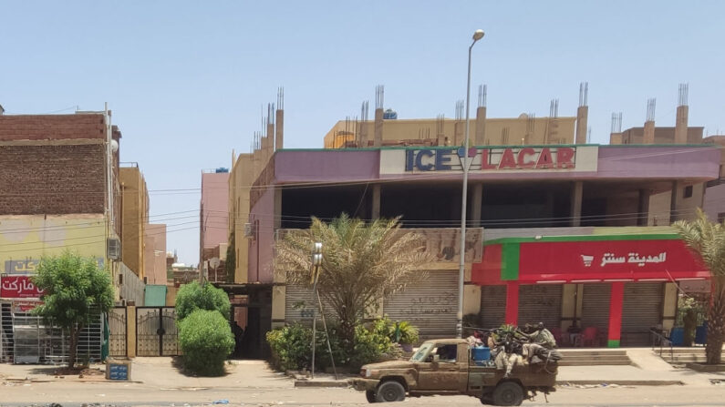 Des coups de feu et des explosions ont secoué la capitale du Soudan le 22 mai au matin, quelques heures avant l'entrée en vigueur d'un cessez-le-feu humanitaire d'une semaine, le dernier en date après une série de trêves qui ont toutes été violées. (Photo - AFP via Getty Images)