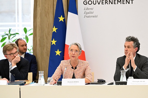 La Première ministre Élisabeth Borne (au c.) avec le ministre de la Transition écologique et de la Cohésion des territoires Christophe Bechu (à dr.) et le ministre de l'Agriculture Marc Fesneau rencontrent les membres du Conseil national de la transition écologique (CNTE) à Paris le 22 mai 2023. (BERTRAND GUAY/AFP via Getty Images)