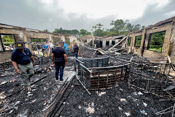 L'incendie d'un dortoir scolaire a tué au moins 19 personnes à Mahdia, au Guyana, le 22 mai 2023. (KENO GEORGE/AFP via Getty Images)