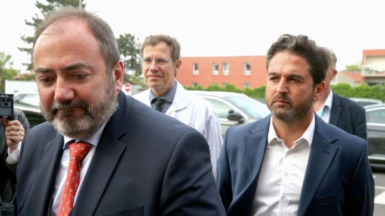 Le ministre de la Santé François Braun (à g.) et le maire de Reims Arnaud Robinet (à dr.) arrivent au CHU de Reims. (Photo FRANCOIS NASCIMBENI/AFP via Getty Images)