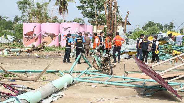 Des policiers et des secouristes sur le site de l'effondrement du toit d'une école dans la province thaïlandaise de Phichit. (STR/DAILYNEWS/AFP via Getty Images)