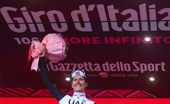 Le coureur portugais Joao Almeida de UAE Team Emirates célèbre sur le podium après avoir remporté la seizième étape de la course cycliste Giro d'Italia 2023, 203 km entre Sabbio Chiese et Monte Bondone le 23 mai 2023. (Photo LUCA BETTINI/AFP via Getty Images)