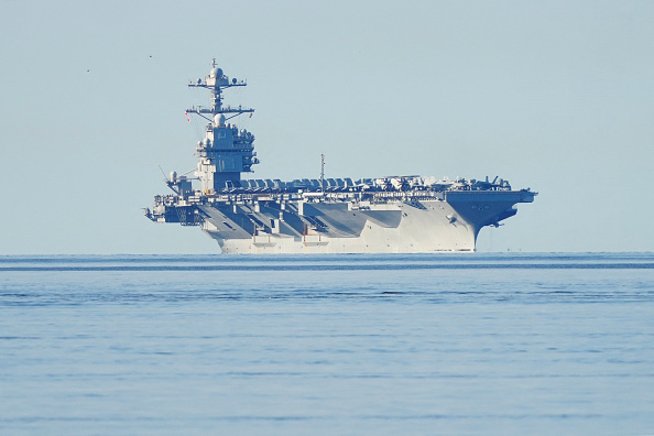 Le porte-avions américain USS Gerald R. Ford en croisière près de l'île de Jeloya, à Moss, au sud d'Oslo. (TERJE PEDERSEN/NTB/AFP via Getty Images)