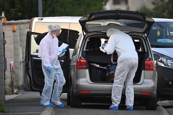 L'entrée d'une maison où les corps d'une femme et de deux enfants ont été retrouvés à Dreux, le 25 mai 2023. (JEAN-FRANÇOIS MONIER/AFP via Getty Images)