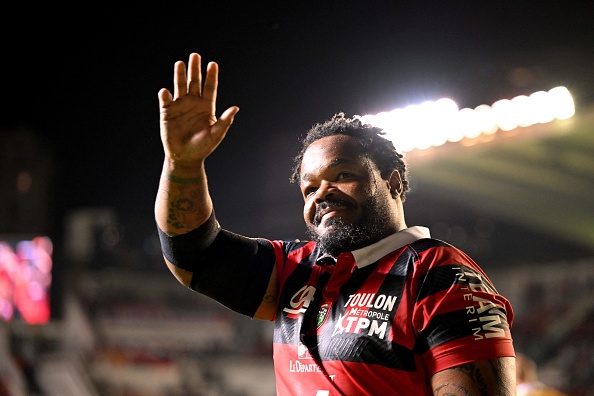 Mathieu Bastareaud salue les supporters après le match du Top 14 français entre le Rugby Club Toulonnais (Toulon) et l'Union Bordeaux-Begles (UBB) au Stade Mayol à Toulon, le 28 mai 2023.   (NICOLAS TUCAT/AFP via Getty Images)