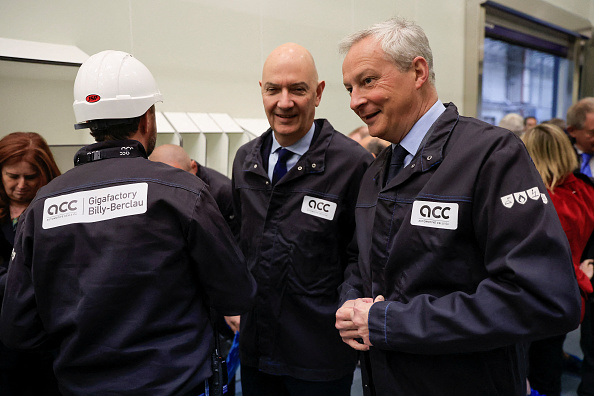 Le ministre des Finances Bruno Le Maire (à dr.) et le vice-ministre de l'Industrie Roland Lescure à la giga-factory d'Automotive Cells Company (ACC), lors de son inauguration à Billy-Berclau-Douvrin, le 30 mai 2023. (PASCAL ROSSIGNOL/POOL/AFP via Getty Images)