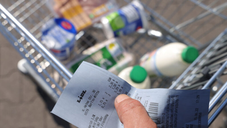 Le gouvernement martèle depuis quelques semaines que les industriels doivent revoir à la baisse le prix de vente de leurs yaourts, fromages ou pâte à tartiner aux supermarchés. (Photo d'illustration- Sean Gallup/Getty Images)