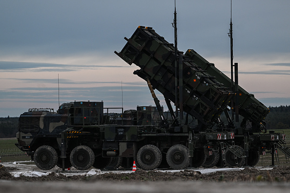 Des modules de lanceurs Patriot montés sur des M983 HEMTT faisant partie du système de missiles surface-air (SAM) MIM-104 Patriot fabriqué aux États-Unis. (Omar Marques/Getty Images)