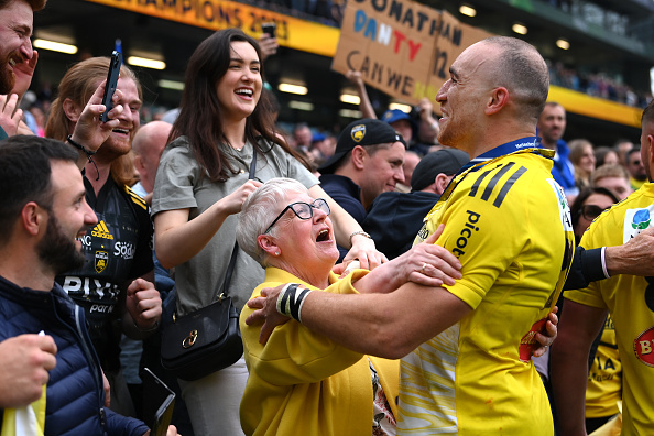 Le joueur du Stade Rochelais Ultan Dillane avec sa famille à la fin du match contre Leinster à l'Aviva Stadium de Dublin le 20 mai 2023. (Photo Stu Forster/Getty Images)