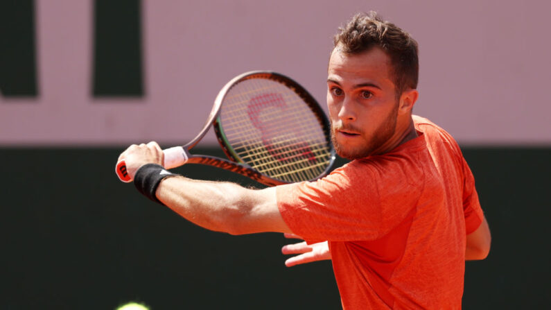 Hugo Gaston contre Alex Molcan de Slovaquie pendant leur match du premier tour du simple masculin lors de la troisième journée des Internationaux de France 2023 à Roland Garros le 30 mai 2023 à Paris, France. (Photo Clive Brunskill/Getty Images)