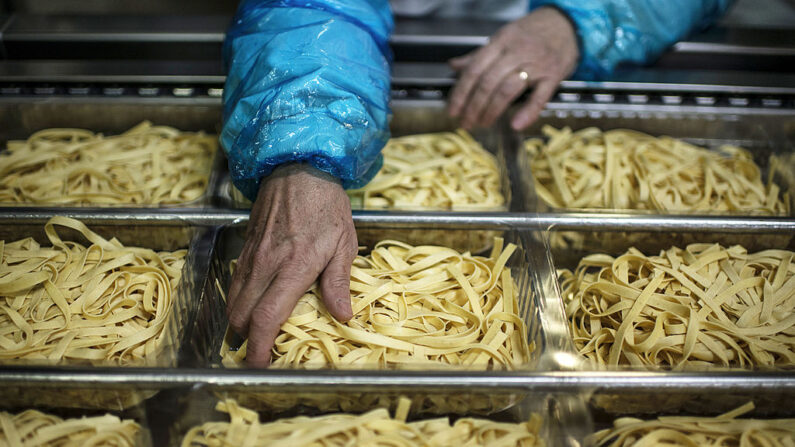 Ces déchets de pâtes alimentaires qui commençaient à «moisir» dans le sous-bois ont été ramassés en moins d'une heure a assuré la police locale. (Photo d'illustration- JEFF PACHOUD/AFP via Getty Images)