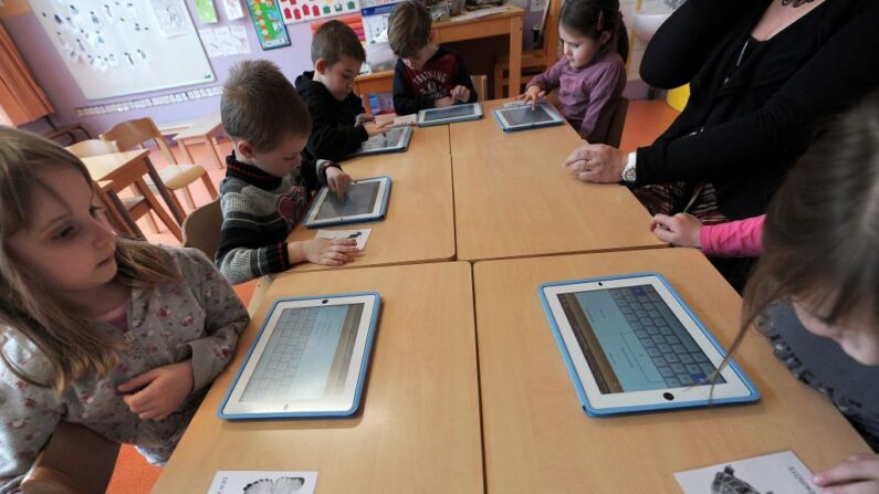 Ces 18 auteurs prennent pour cible des « idées fausses sur la langue française » selon lesquelles par exemple « les francophones écrivent de plus en plus mal ». (Photo FREDERICK FLORIN/AFP via Getty Images)