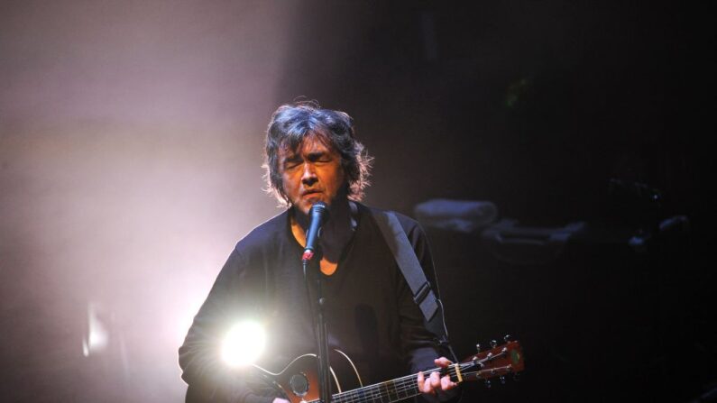 Son groove et sa voix lancinante comme son indépendance teintée de provocation ont fait de lui un artiste à part dans le monde musical français. (Photo XAVIER LEOTY/AFP via Getty Images)