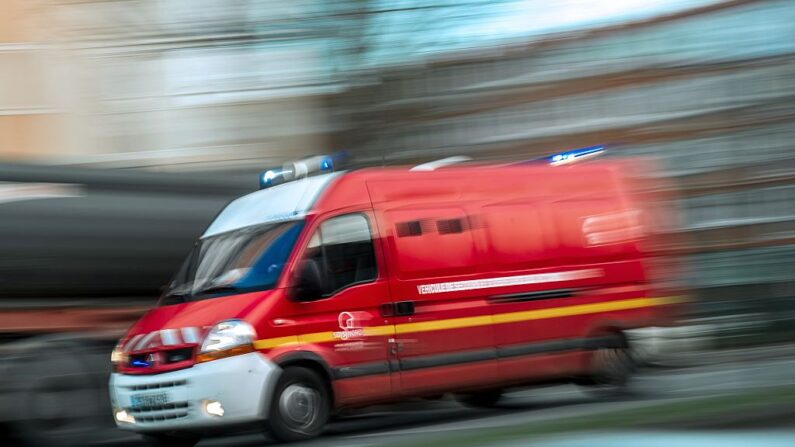 Un homme âgé qui se trouvait à proximité du rassemblement a été victime d'un arrêt cardiaque après l'explosion très bruyante d'une bombe agricole. (Photo PHILIPPE HUGUEN/AFP via Getty Images)