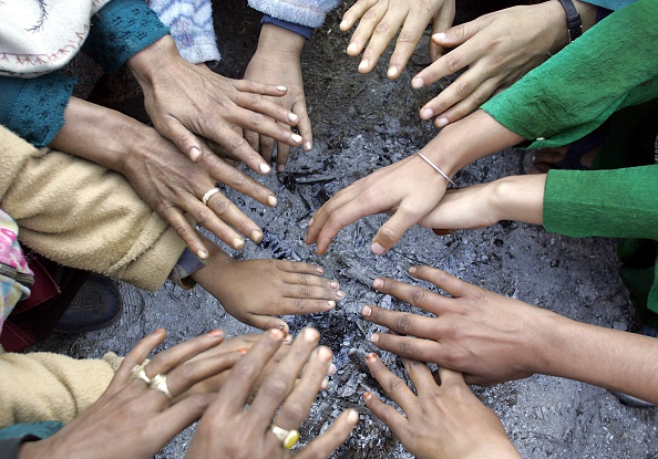 Le plus souvent, avoir les mains froides est désagréable mais sans conséquences. Illustration. (INDRANIL MUKHERJEE/AFP via Getty Images)